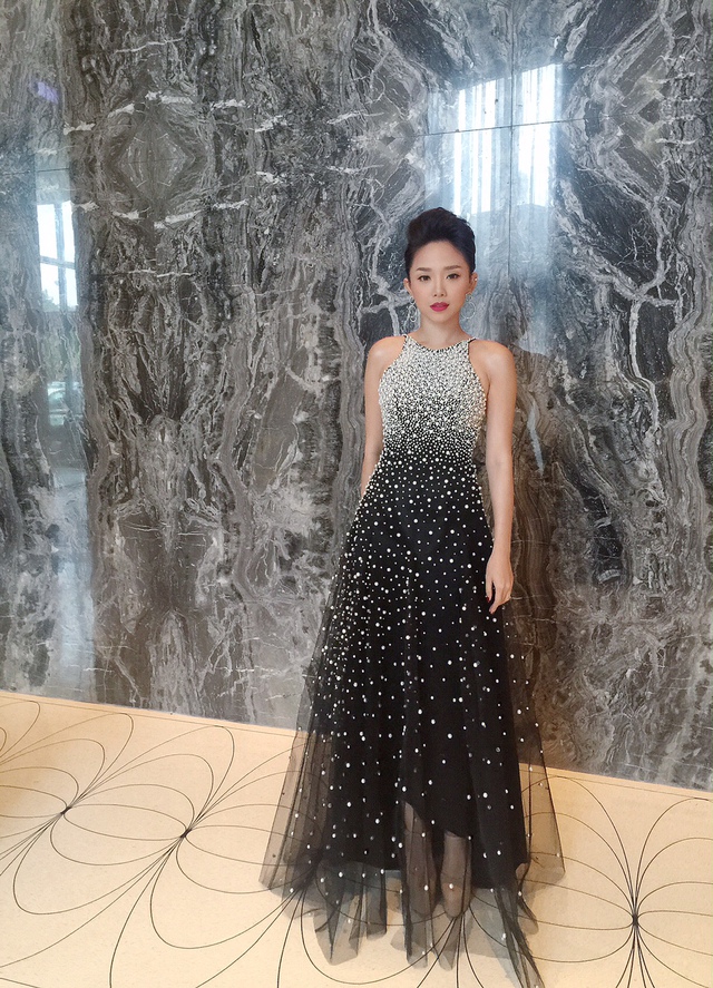 
Tuy nhiên, dù chọn váy kín đáo nhưng không thể phủ nhận, Tóc Tiên trông vẫn rất xinh đẹp và nổi bật.
