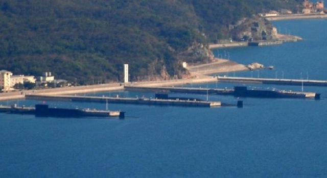 Hình ảnh được cho là 3 chiếc tàu ngầm Type 094 của Trung Quốc neo đậu tại căn cứ quân sự ở vịnh Á Long.