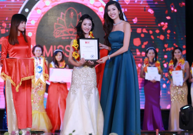
Thay mặt Ban tổ chức, người đẹp đã trao giải thưởng Hoa khôi Đại học Kinh tế cho gương mặt nổi trội nhất.
