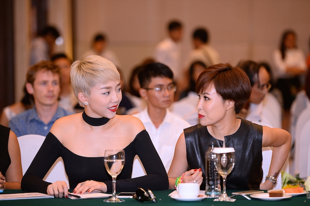 
Ngồi cạnh Tóc Tiên là ca sĩ Uyên Linh. Cả hai tỏ ra thân thiết và trò chuyện rất vui vẻ.
