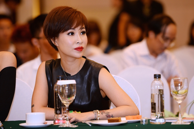 
Uyên Linh chăm chú lắng nghe những chia sẻ của Tổng đạo diễn lễ hội - nhạc sĩ Quốc Trung.
