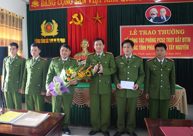 
Ban giám đốc Công an tỉnh Nghệ An trao thưởng cho Tổ công tác truy bắt nhóm đối tượng truy nã tại các tỉnh phía Nam.
