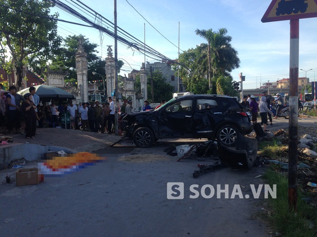 Theo quan sát của phóng viên tại hiện trường, toàn bộ phần bên trái và phần đầu của chiếc xe bị hư hỏng nặng, túi khí trong xe đã bị nổ.