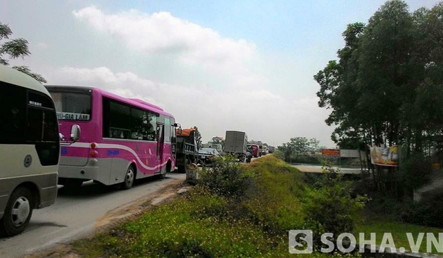 Người dân cũng cho biết, trong lúc mọi người đang lo cấp cứu cho 2 nạn nhân, các thanh niên rất nhanh chóng bỏ đi nên không ai nhớ chính xác BKS và loại phương tiện của các thanh niên này.