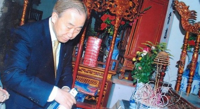 Tổng thư ký Liên hiệp quốc Ban Ki Moon thắp hương tại nhà thờ tổ dòng họ Phan Huy hôm 23/5/2015