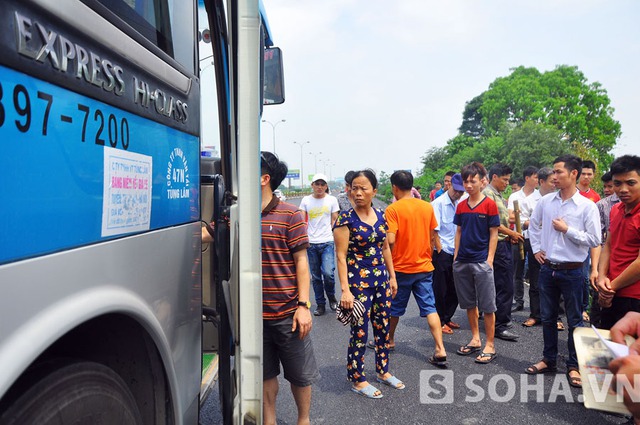 Sau 6 ngày nghỉ, người dân lại quay trở về thủ đô với những tư trang, đồ đạc lỉnh kỉnh