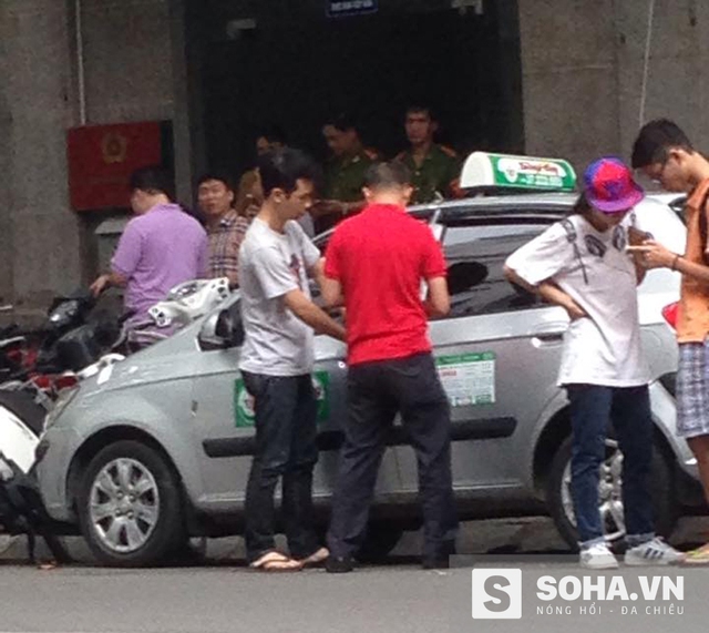 Công an phường đang niêm phong chiếc xe taxi để phục vụ công tác điều tra