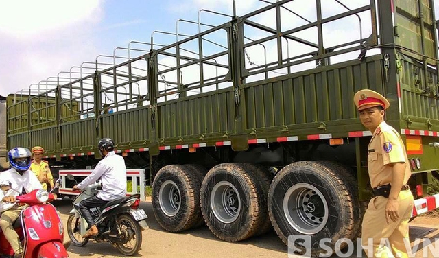 Hậu quả làm thanh niên điều khiển xe máy trên tử vong tại chỗ, còn chị gái của nạn nhân bị cụt 01 ngón tay cái và bị thương nặng. Lợi dụng lúc đông người, 2 thanh niên còn lại đã lên xe bỏ chạy