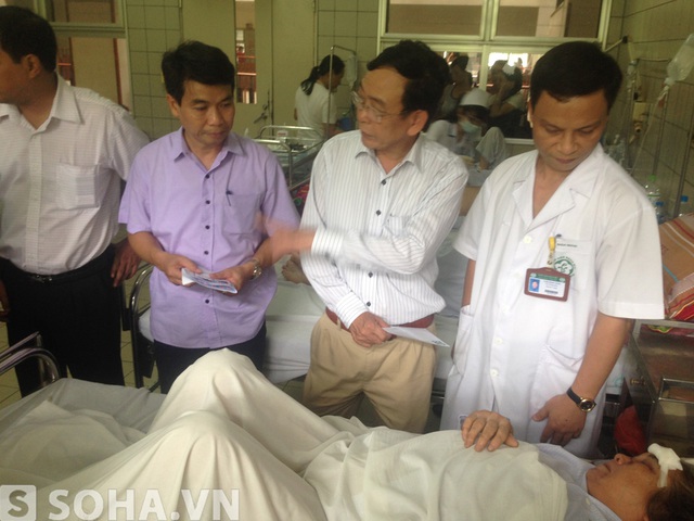 Bệnh nhân Tiêu đang được điều trị tại bệnh viện Bạch Mai (Trong ảnh: bác sỹ Hùng và đại diện các cấp chính quyền đi thăm hỏi nạn nhân)