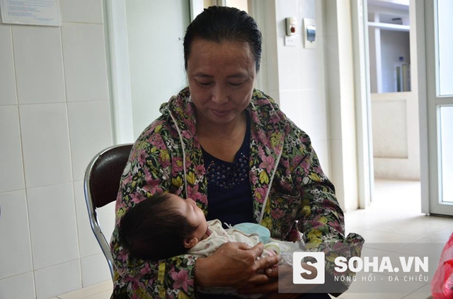 
Bà Oanh đến trạm y tế xin nhận bé trai về nuôi
