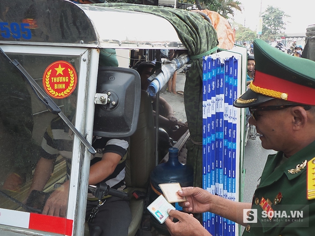 
Đội thương binh tình nguyện đang kiểm tra giấy tờ một trường hợp nghi giả danh thương binh để hành nghề vận tải xe ba bánh.
