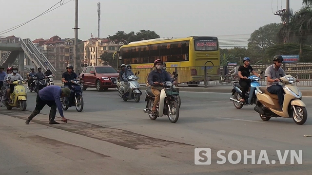 Người đàn ông khác tên là Ch, từ ngoại tỉnh về Hà Nội bán hàng rau cũng dừng lại nhặt tiền.