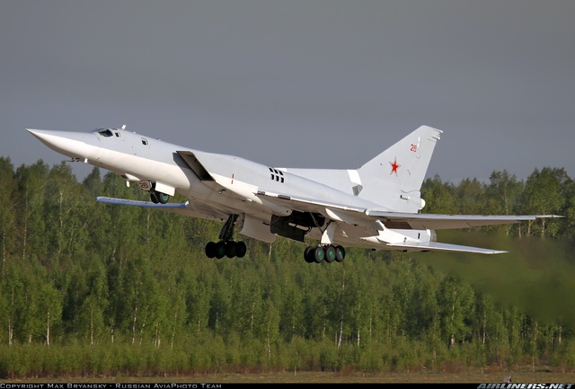 
Máy bay ném bom siêu thanh tầm xa Tu-22M3 của Không quân Nga, tương tự một chiếc đã bị phòng không Gruzia bắn hạ. Ản: Airlines.net.
