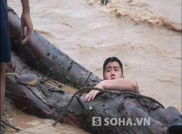 Tuy nhiên, nhiều khúc gỗ lớn trôi giữa dòng sông, nhiều người không thể dùng sào để kéo vào được nên phải lao xuống bơi ra để đẩy khúc gỗ vào.