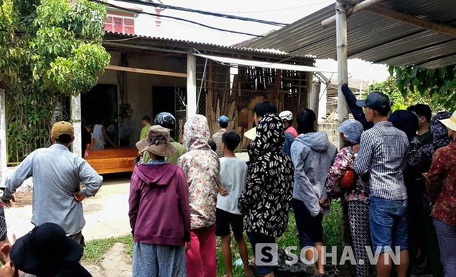 Nghe thông tin vụ án kinh hoàng, rất đông người dân xã Lưu Sơn đã đến hiện trường theo dõi vụ việc.