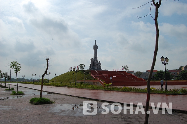 Bức ảnh thực tế này cho thấy, xung quanh bức tượng đài hoàn toàn chẳng có núi non nào bao bọc