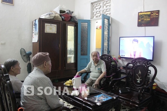 Dù tuổi cao nhưng tướng Trang vẫn luôn theo dõi các chương trình tivi để nắm thông tin thời sự trong nước và quốc tế.