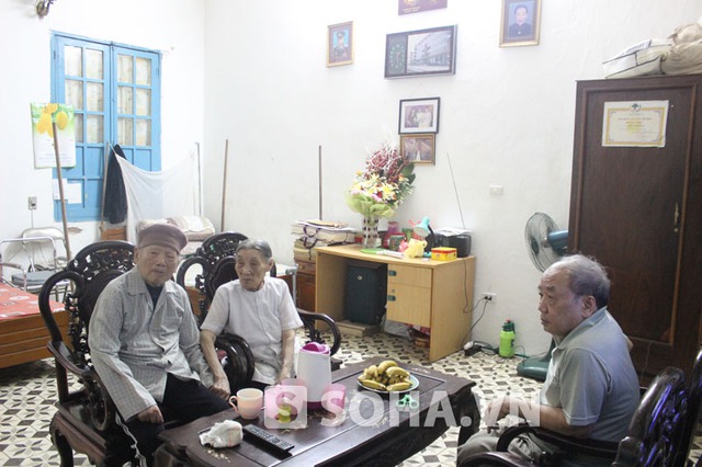 Hai ông bà sống cùng với người con trai cả  là ông Nguyễn Công Trác (sinh năm 1946). Sáng nào cũng vậy, cả gia đình lại ngồi cùng nhau sẻ chia những câu chuyện, kỷ niệm.