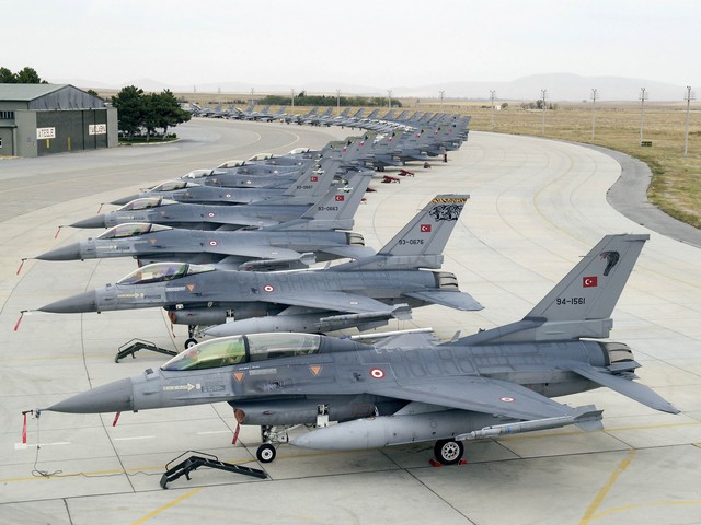 
F-16 là loại máy bay mà Thổ Nhĩ Kỳ sử dụng để bắn rơi chiếc Su-24 của Nga vừa qua. Đây cũng là loại máy bay chiến đấu có số lượng lớn nhất của Không quân nước này với khoảng 250 chiếc mua từ Mỹ và chế tạo theo giấy phép.

