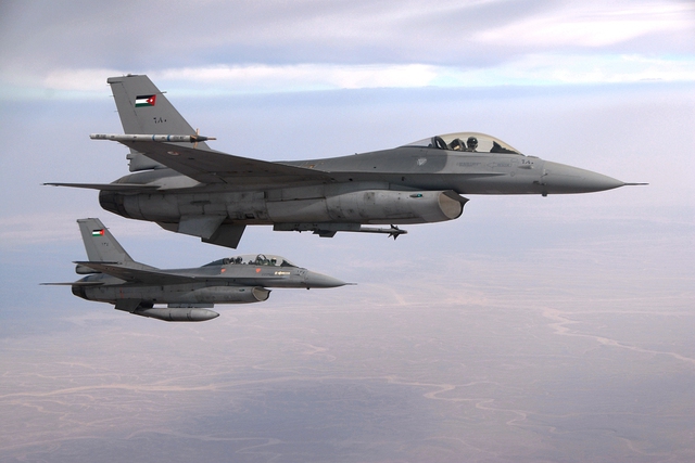 
F-16A Block 20 MLU (trên) và F-16B Block 20 MLU (dưới) của Jordan
