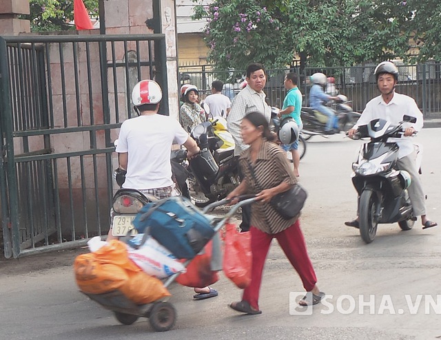 Người dân với những hành trang lỉnh kỉnh