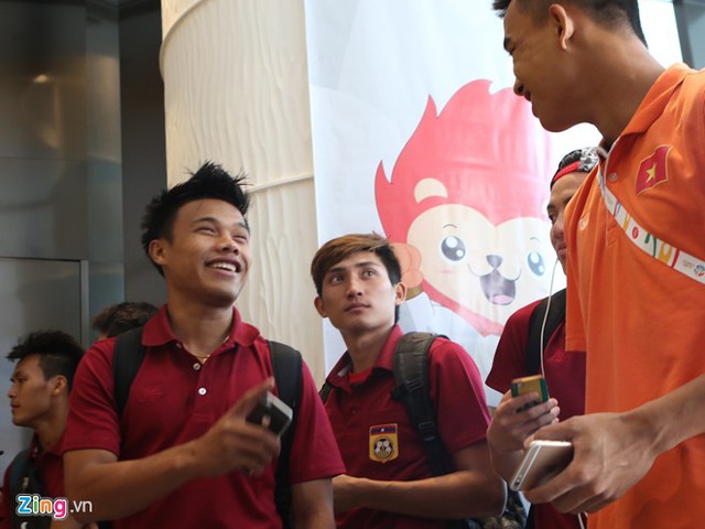 Tiền vệ Sengdao Inthilath (trái) trao đổi với thủ môn Phạm Văn Tiến của U23 Việt Nam.