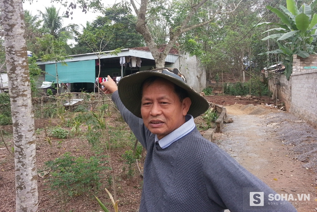 Ông Phan Văn Nam (Bí thư khối 15) chỉ tay về nhà mình và cho biết gia đình ông Hưng từng sống phía sau nhà nhưng ông Nam chưa bao giờ thấy Hà bị bố mẹ đánh đập hay đối xử tàn nhẫn.