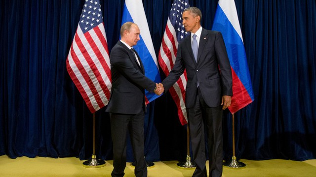 Obama đã được tình báo cho biết về kế hoạch của Putin tại Syria trước khi cái bắt tay gượng gạo này xảy ra? Ảnh: AP