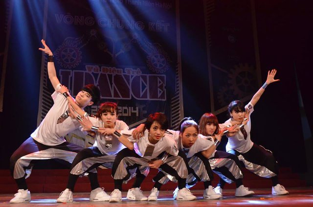 Sao Mai cùng nhóm nhảy CunCun trong cuộc thi nhảy IDance 2015