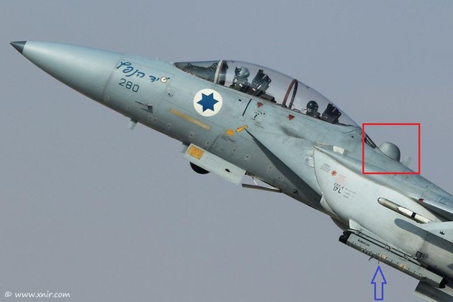 
F-15D Baz trang bị hệ thống chia sẻ dữ liệu lên vệ tinh (khoanh tròn đỏ) và hệ thống tác chiến điện tử có vỏ bọc EL/L-8222 (mũi tên xanh).
