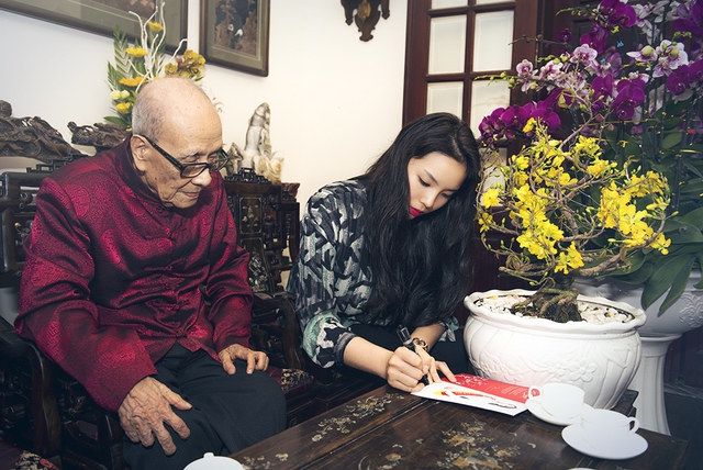 Hoa hậu Kỳ Duyên vô cùng ngưỡng mộ tấm gương lao động, học tập không mệt mỏi của giáo sư Vũ Khiêu.