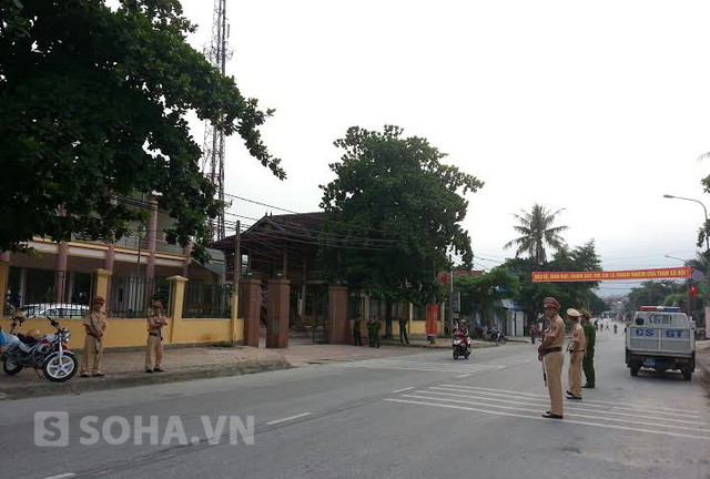 Nhiều công an được huy động để bảo vệ an ninh trật tự khi phiên xét xử diễn ra vào sáng nay