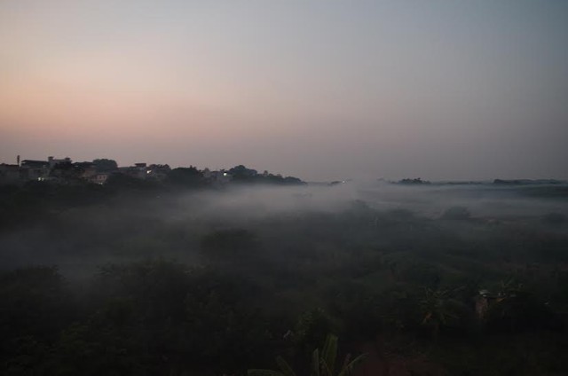 
Hình ảnh lớp sương khói nhìn từ cầu Long Biên xuống (Ảnh: Vũ Việt Anh).
