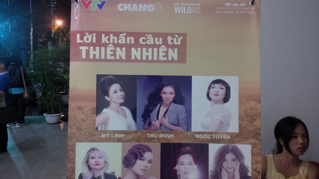 Hình ảnh của Mỹ Linh, Thu Minh đặt rất trang trọng trên tấm poster