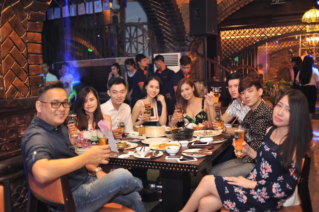 Khách hàng luôn ủng hộ La Vong Beer Club hết mình