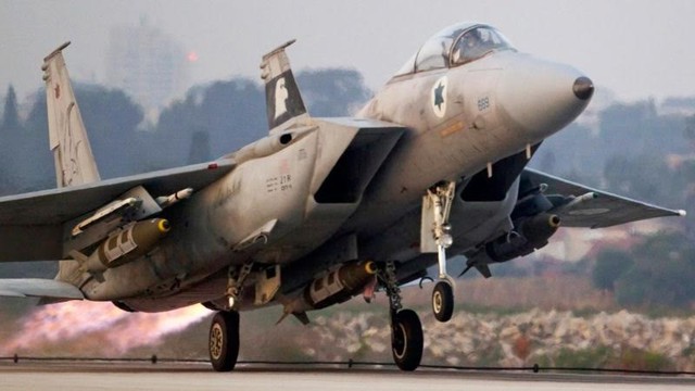 
F-15C Baz sau khi nâng cấp, trang bị với 3 quả bom JDAM.
