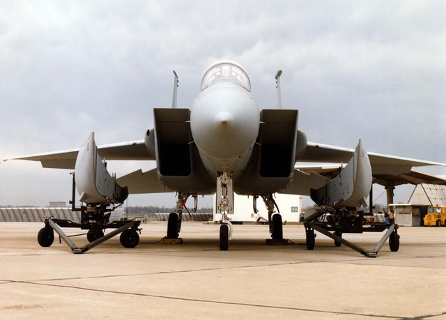 
F-15D Baz với 2 thùng dầu hòa nhập khí động chuẩn bị lắp vào thân.
