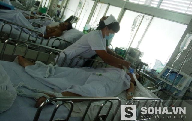 Bệnh nhân Linh đang được cấp cứu tại Bệnh viện Chợ Rẫy