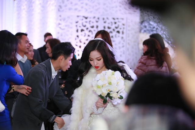 Chiếc váy cưới chính thức của Tâm Tít được đính hơn 6.000 bông hoa ren, hơn 3.000 viên pha lê cao cấp. 12 thợ may đã phải đính thủ công suốt hơn 100 giờ mới hoàn thành được chiếc váy cưới này.