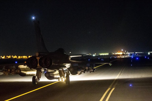 
Máy bay tiêm kích đa năng Rafale mang theo 4 quả bom GBU-49/B từ căn cứ không quân Al Dhafra (UAE) xuất kích trừng phạt đại bản doanh Daech tại Rakka. Ảnh: Bộ tổng tham mưu quân đội Pháp
