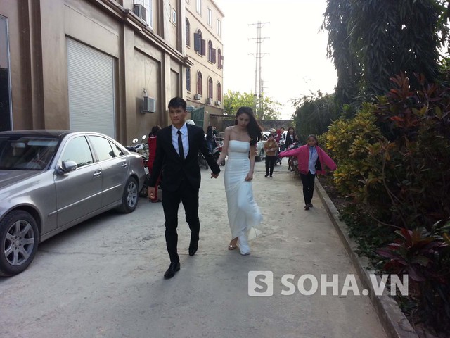 Công Vinh nắm tay vợ trên đường đi vào đám cưới