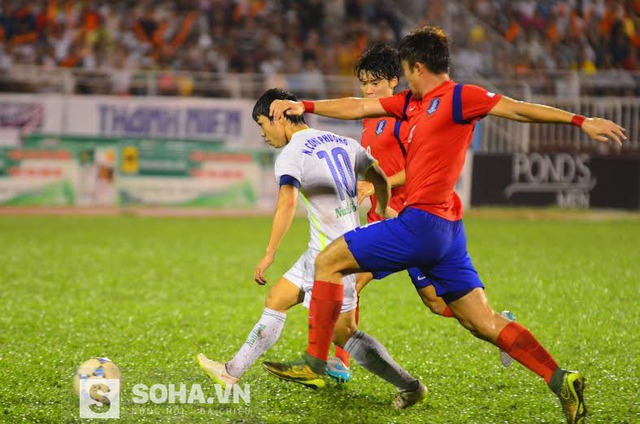 
Khác với trận đầu ra quân, lần này U19 Hàn Quốc liên tục bám đuôi các cầu thủ HAGL vì hụt hơi.
