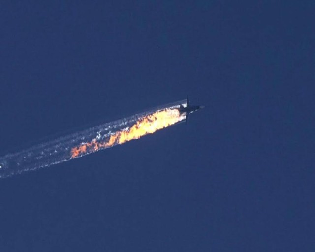 
Chiếc Su-24M của Nga bốc cháy sau khi trúng tên lửa đối không của Thổ Nhĩ Kỳ từ phía sau. Ảnh: Interfax.ru.
