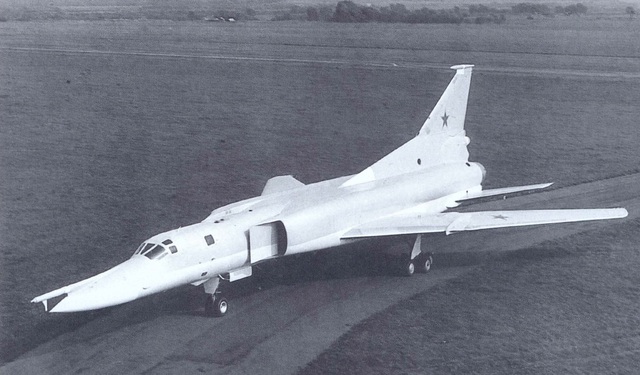 
Tu-22M1, mẫu này được trang bị động cơ mới và có tháp pháo điều khiển từ xa UKU-9A-502 lắp ở đuôi máy bay
