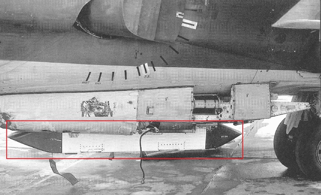 
Bệ phóng mồi bẫy nhiễu xạ AN/ALE-37 ở giá treo chính giữa thân

