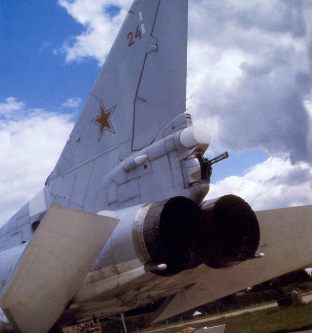 
Tháp pháo điều khiển từ xa UKU-9A-502M trên Tu-22M3 chỉ trang bị 1 pháo nòng đôi GSh-23-2, phía trên tháp pháo là radar định tầm PSR-4KM Kripton (Box Tail)
