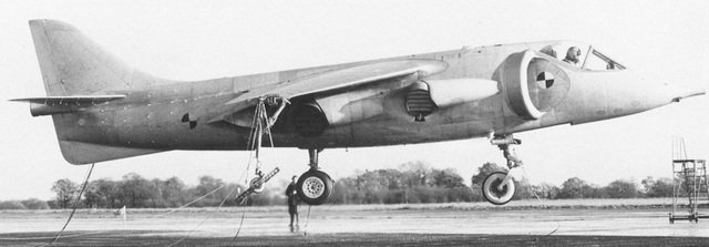 
Nguyên mẫu thử nghiệm đầu tiên của P.1127 (XP831) trong lần cất cánh thứ nhất.

