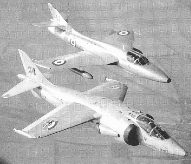 
Chiếc P.1127 Krestel/ FGA Mark I đầu tiên (XS688) đang bay thử nghiệm cùng chiếc Hunter T7 do phi đội TES thực hiện. Để ý phù hiệu của 3 nước Mỹ, Anh và Tây Đức cùng được sơn trên cánh máy bay.
