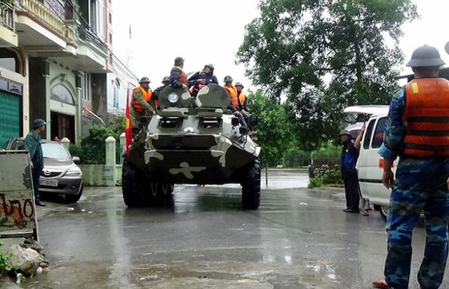 Lực lượng hải quân đã phải đưa xe lội nước vào các khu dân cư ngập sâu để giải cứu những người mắc kẹt - Ảnh: Đức Hiếu/ Tuổi trẻ