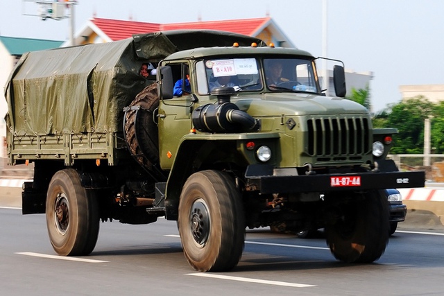 Xe tải việt dã ba cầu chủ động Ural-43206 – Cấu hình 4x4, trọng tải 4,2 tấn, kéo tối đa khoảng 7,0 tấn. Sử dụng động cơ diesel tăng áp, công suất 180 mã lực, tốc độ tối đa 85 km/h.